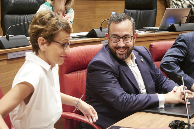 Archivo - La presidenta de Navarra, María Chivite, y el vicepresidente primero del Gobierno foral, Javier Remírez