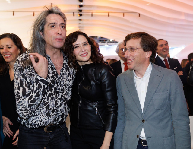El cantante Mario Vaquerizo; la presidenta de la Comunidad de Madrid, Isabel Díaz Ayuso, y el alcalde de Madrid, José Luis Martínez-Almeida, en Fitur 2023. Archivo.
