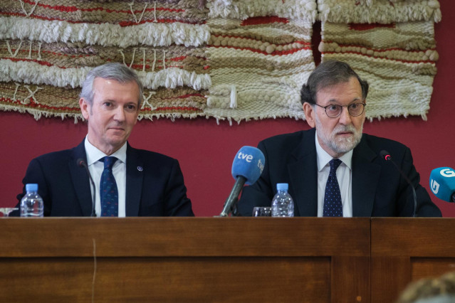 El presidente de la Xunta de Galicia, Alfonso Rueda (i) y el expresidente del Gobierno Mariano Rajoy (d), durante el acto institucional de la festividad de San Raimundo de Peñafort, patrón de la Facultad de Derecho, en la Facultad de Derecho de la Univers