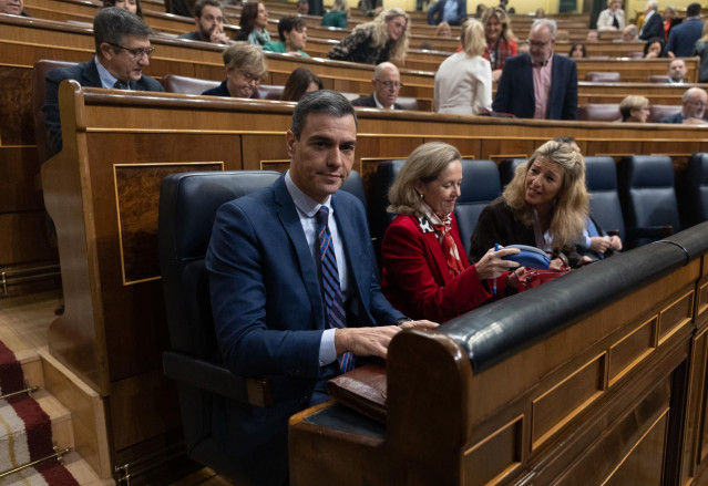 Archivo - (I-D) El presidente del Gobierno, Pedro Sánchez; la vicepresidenta primera y ministra de Asuntos Económicos y Transformación Digital, Nadia Calviño y la vicepresidenta segunda y ministra de Trabajo y Economía Social, Yolanda Díaz