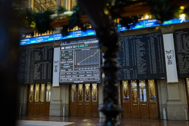 Varios paneles del Ibex 35 en el Palacio de la Bolsa, a 4 de enero de 2023, en Madrid (España). El Ibex 35 ha iniciado la sesión de hoy con un avance cercano al 0,6%, que ha llevado al selectivo a conquistar los 8.400 puntos tras quedarse ayer al borde de