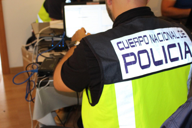 Archivo - Un agente de la Policía Nacional trabajando.