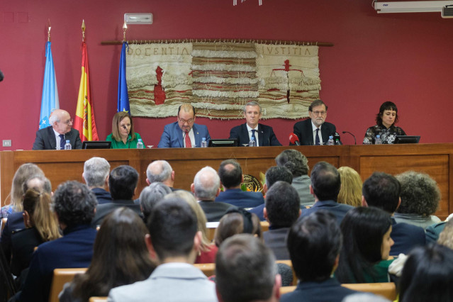 El fiscal jefe del Tribunal Superior de Xustiza de Galicia, Fernando Suanzes (1i); el rector de la Universidade de Santiago de Compostela, Antonio López (3i); el presidente de la Xunta de Galicia, Alfonso Rueda (4i) y el expresidente del Gobierno Mariano