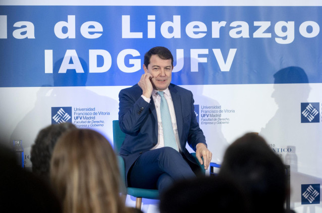 El presidente de la Junta de Castilla y León, Alfonso Fernández-Mañueco, en una nueva sesión del Aula de Liderazgo IADG-UFV en la Universidad Francisco de Vitoria, a 23 de enero de 2023, en Madrid (España). El Aula de Liderazgo IADG-UFV es un foro exclusi