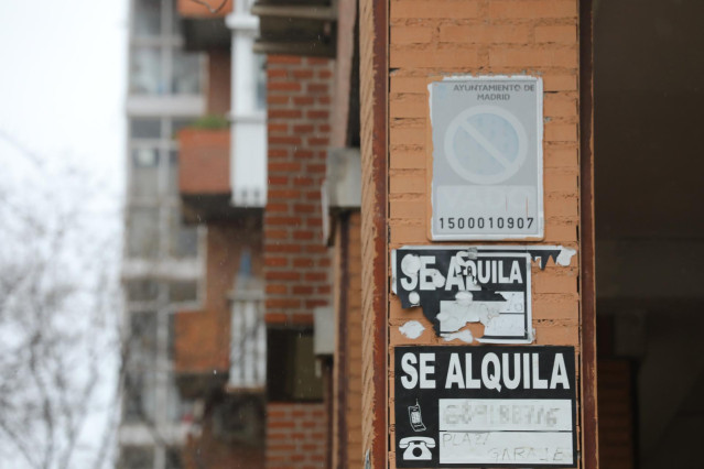 Archivo - Varios carteles de 'Se Alquila' en la pared de un edificio, en una imagen de archivo.
