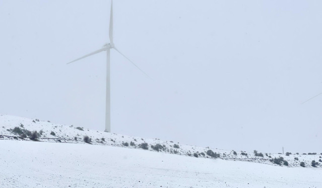 Archivo - Un molino eólico en un campo cubierto de nieve, a 23 de noviembre de 2021