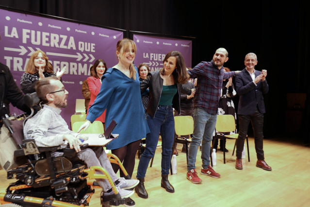 (I-D) El portavoz de Unidas Podemos en el Congreso y secretario de Programa de Podemos, Pablo Echenique; la coordinadora autonómica de Podemos Aragón y candidata a la Presidencia de Aragón, Maru Díaz; la secretaria general de Podemos y ministra de Derecho