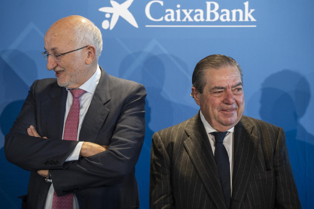 El presidente de Mercadona, Juan Roig (i) y el presidente de la Asociación Valenciana de Empresarios, Vicente Boluda (d), posan a su llegada a un desayuno informativo