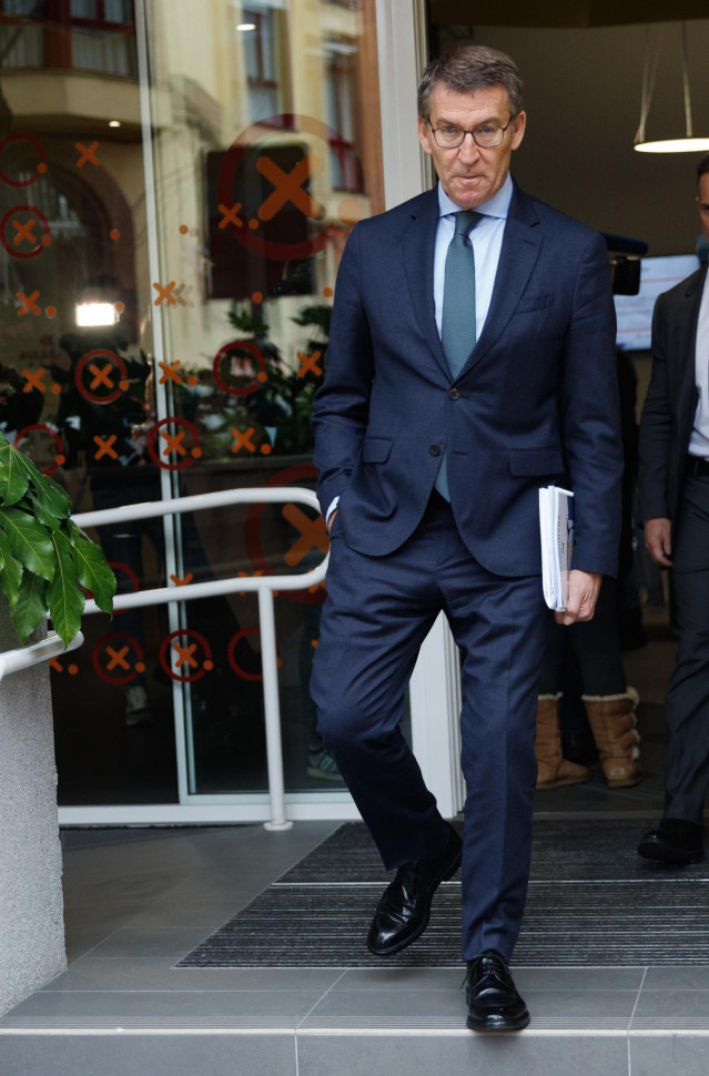 El líder del Partido Popular, Alberto Núñez Feijóo, a su salida del Comité Ejecutivo de la Red de Lucha contra La Pobreza y la Exclusión Social en el Estado Español (EAPN-ES), en el Hub por Talento Digital, a 24 de enero de 2023, en Madrid (España).