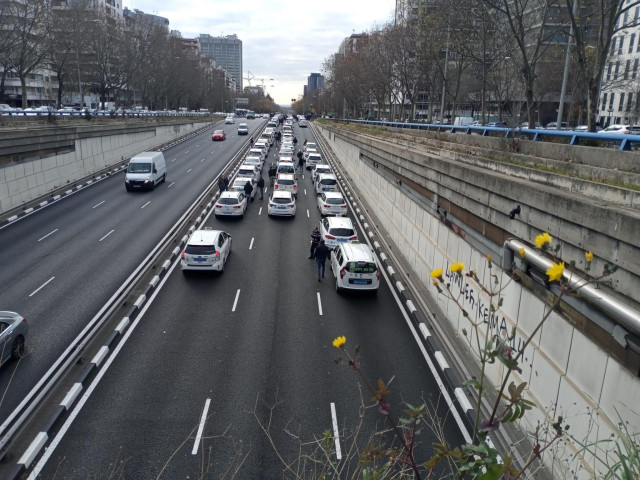 Taxistas protestan en la capital contra la 