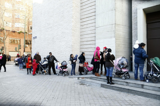 Archivo - Los Reyes Magos reparten regalos a niños pobres en la Parroquia de la Merced, en Madrid.
