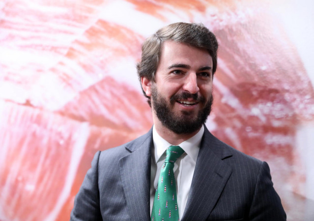 El vicepresidente de la Junta de Castilla y León, Juan García-Gallardo, asiste al estand de 'Tierra de Sabor' en la XXI Edición del Congreso Internacional de Gastronomía Madrid Fusón, en IFEMA Madrid, a 24 de enero de 2023, en Madrid (España).