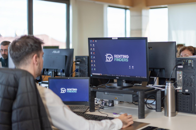 Archivo - Trabajador de Renting Finders