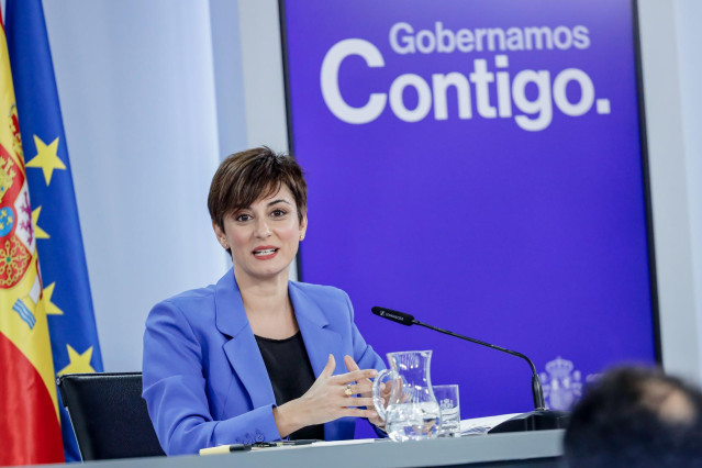 La ministra de Política Territorial y portavoz del Gobierno, Isabel Rodríguez, interviene durante una rueda de prensa posterior al Consejo de Ministros, en el Palacio de la Moncloa, a 24 de enero de 2023, en Madrid (España). El Consejo de Ministros ha apr