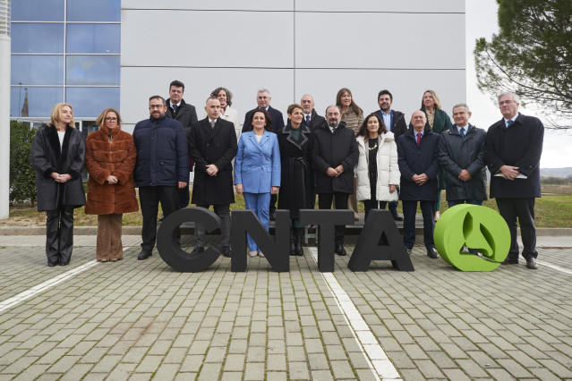 La presidenta de La Rioja, Concepción Andreu (5i); la presidenta de Navarra, María Chivite (c), y el presidente de Aragón, Javier Lambán (5d), posan su llegada a un encuentro en el Centro Nacional de Tecnología y Seguridad Alimentaria