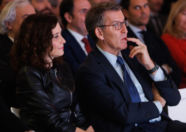 La presidenta de la Comunidad de Madrid, Isabel Díaz Ayuso, y el líder del PP, Alberto Núñez Feijóo, en el acto de celebración del Día de Madrid de la tercera jornada de la Feria Internacional de Turismo, FITUR 2023, en IFEMA Madrid, a 20 de enero de 2023