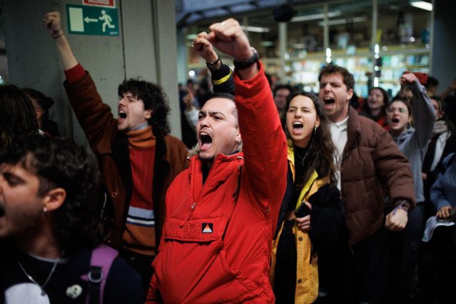 Estudiantes protestan en contra de que la presidenta de la Comunidad de Madrid haya recibido la distinción como Alumna Ilustre de la Complutense, en la Facultad de Ciencias de la Información, a 24 de enero de 2023, en Madrid (España).