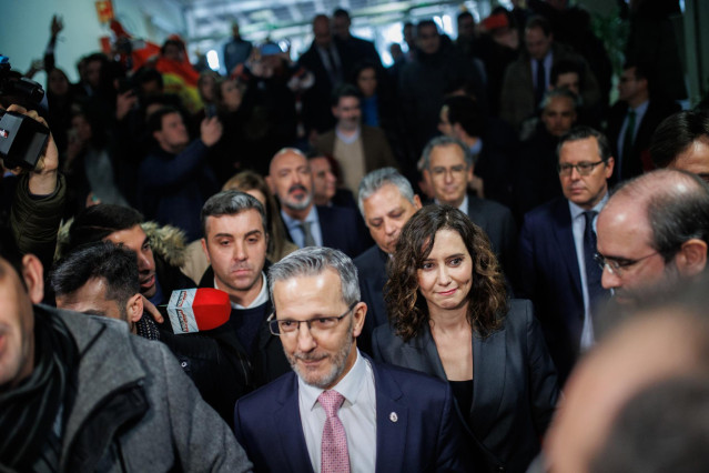 La presidenta de la Comunidad de Madrid, Isabel Díaz Ayuso, a su llegada a la Facultad de Ciencias de la Información para recibir la distinción como Alumna Ilustre de la Universidad Complutense de Madrid, a 24 de enero de 2023, en Madrid (España).
