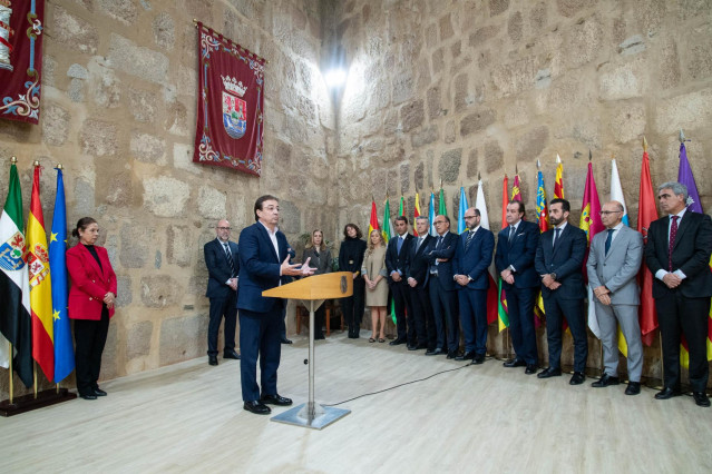 Vara y representantes de las entidades bancarias que han suscrito el convenio.
