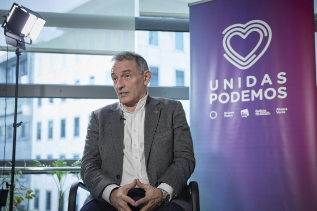 El portavoz adjunto de UP, Enrique Santiago, durante una entrevista para Europa Press en el Congreso de los Diputados, a 29 de diciembre de 2022, en Madrid (España).