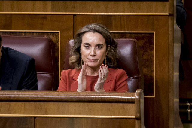 La portavoz parlamentaria del PP en el Congreso, Cuca Gamarra, aplaude durante una sesión plenaria en el Congreso de los Diputados, a 24 de enero de 2023, en Madrid (España). El Congreso de los Diputados debate y vota los dos decretos leyes relativos al ú