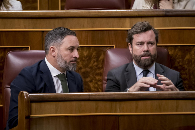 El líder de Vox, Santiago Abascal (i) y el portavoz de Vox en el Congreso, Iván Espinosa de los Monteros (d),
