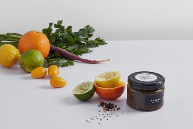 El cocinero valenciano Ricard Camarena ha lanzado la marca 'Letern Sin Desperdicio', en la que ha desarrollado una serie de nuevos productos gracias al aprovechamiento total de los ingredientes con los que cocina en sus restaurantes,