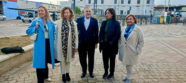 El diputado del PP  Gutiérrez Díaz de Otazu en la frontera de Melilla con Marruecos acompañado de cuatro parlamentarias locales de su partido
