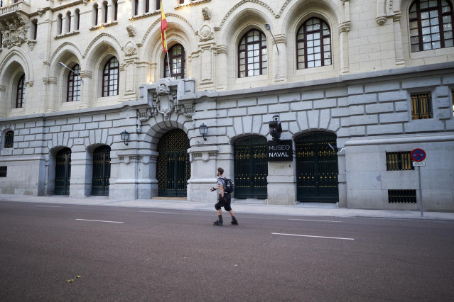 Archivo - Persona patinando frente al Cuartel General de la Armada y la entrada al Museo Naval en el Paseo del Prado