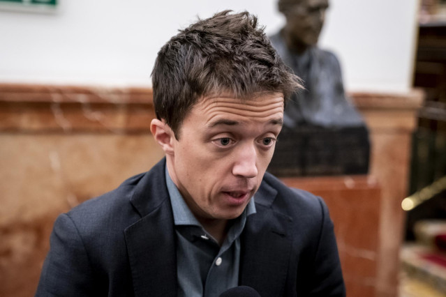 El líder de Más País, Iñigo Errejón, ofrece declaraciones a los medios, durante una sesión plenaria en el Congreso de los Diputados, a 24 de enero de 2023, en Madrid (España). El Congreso de los Diputados debate y vota los dos decretos leyes relativos al