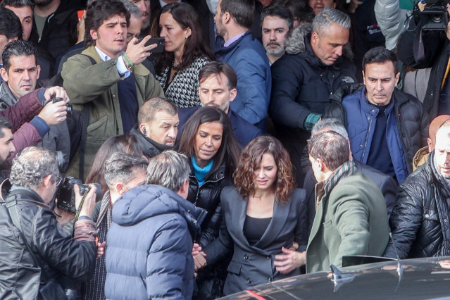 La presidenta de la Comunidad de Madrid ha recibido la distinción en medio de una protesta convocada por organizaciones universitarias, sindicatos y estudiantes contra el rectorado de la Universidad Complutense por otorgar la distinción a Ayuso. La UCM le