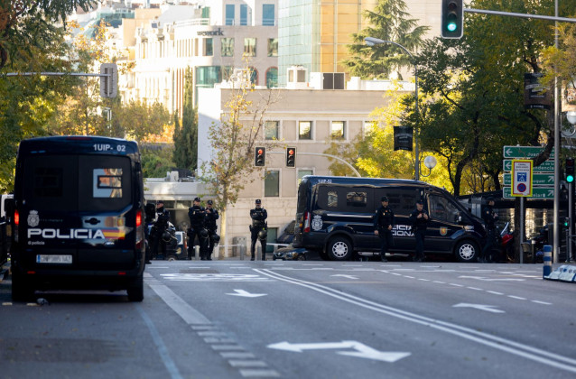 Archivo - Agentes de Policía en la Embajada de EEUU en Madrid donde se ha recibido un paquete bomba, a 1 de diciembre de 2022, en Madrid (España).