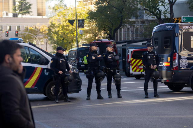 Archivo - Varios agentes de Policía Nacional en las inmediaciones de la Embajada de EEUU en Madrid donde se ha recibido un paquete bomba, a 1 de diciembre de 2022, en Madrid (España).