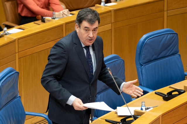 El conselleiro de Cultura, Educación, FP e Universidades, Román Rodríguez, responde en el pleno del Parlamento gallego a preguntas sobre su departamento