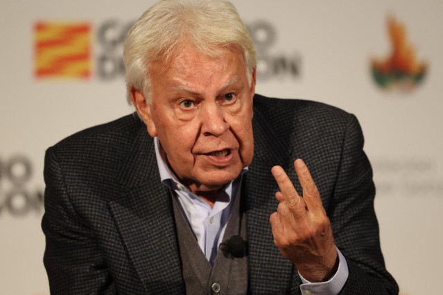 El expresidente del Gobierno de España Felipe González interviene en el foro 'El desafío de los grandes incendios forestales. Impactos en el territorio', en la Sala de la Corona del Edificio Pignatelli, a 25 de enero de 2023, en Zaragoza, Aragón (España).