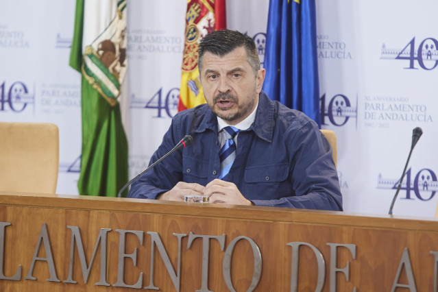 Archivo - El portavoz del Grupo Parlamentario Popular, Toni Martín, en una foto de archivo en el Parlamento andaluz.