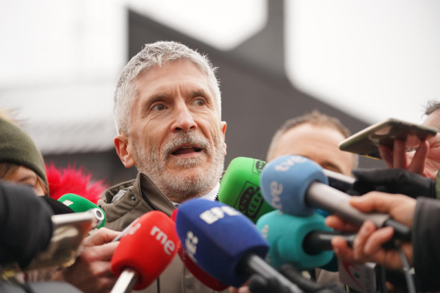 El ministro de Interior, Fernando Garnde-Masrlaska, realiza declaraciones a los medios de comunicación en el cuartel de Sansomendi, en Vitoria-Gasteiz