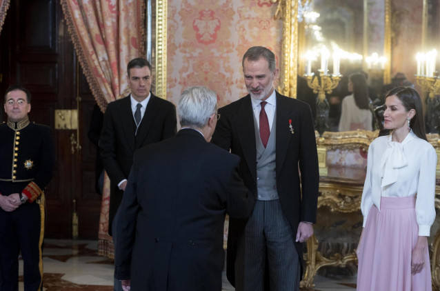 (I-D) El ministro de Asuntos Exteriores, Cooperación y Unión Europea, José Manuel Albares, el presidente del Gobierno Pedro Sánchez, el Rey Felipe VI y la Reina Letizia, durante la recepción al cuerpo diplomático acreditado en España, en el Palacio Real