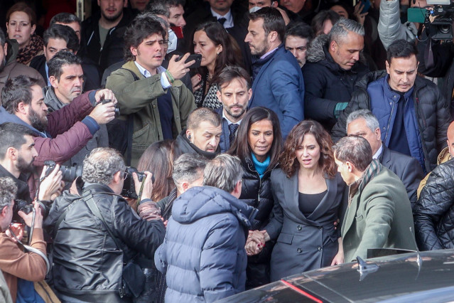 La presidenta de la Comunidad de Madrid ha recibido la distinción en medio de una protesta convocada por organizaciones universitarias, sindicatos y estudiantes contra el rectorado de la Universidad Complutense por otorgar la distinción a Ayuso. La UCM le