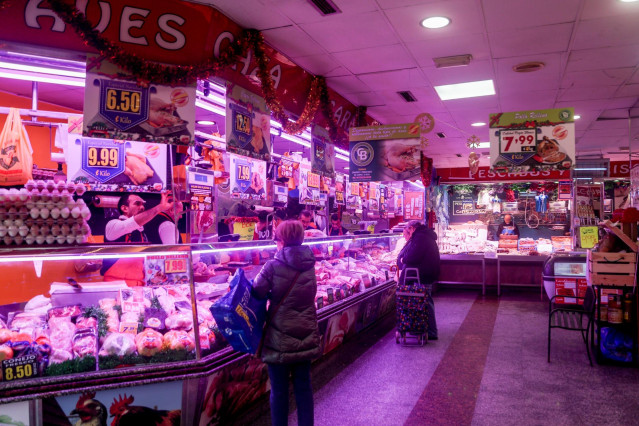 Archivo - Un pollero realiza sus últimas ventas en la tienda de comestibles ‘Los Mares Alimentación’,