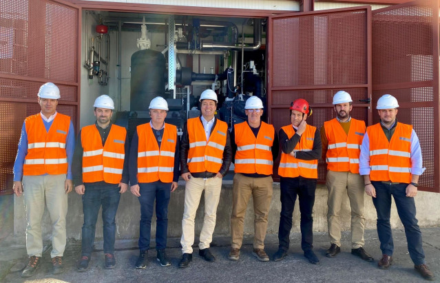 Representantes de Iberdrola y Grupo AN ante la bomba de calor instalada en Ávila