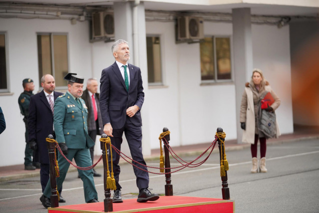 El ministro del Interior, Fernando Grande-Marlaska (c), y el director adjunto operativo de la Guardia Civil, teniente general Pablo Salas (2i), en la toma de posesión del nuevo jefe de la Guardia Civil en el País Vasco