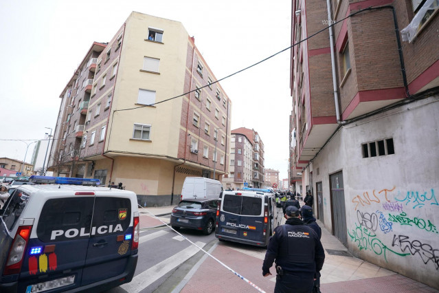 Furgones y agentes de la Policía Nacional en la calle Clavel, donde se ha detenido a un hombre por su presunta relación con el envío de las cartas explosivas