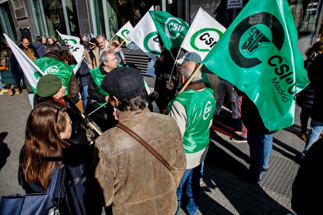 Varias personas participan con banderas durante una concentración de los sindicatos de la Inspección de Trabajo y Seguridad Social, en las inmediaciones de Plaza de España, a 23 de enero de 2023, en Madrid (España).