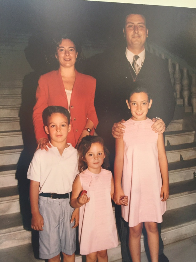 Archivo - Alberto Jiménez-Becerril, su esposa y sus hijos. (Foto de archivo).