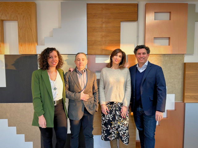 Alba Casero, Ícaro Moyano y Beatriz Bosch, de izquierda a derecha, con el CEO de GroupM España, Sebas Muriel.