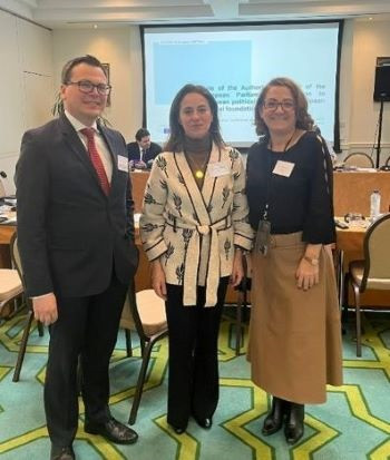 Las consejeras del Tribunal de Cuentas, María Dolores Genaro Moya y Elena Hernáez Salguero, con el director de la APPF, Pascal Schonard.