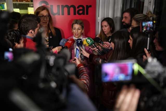 La vicepresidenta segunda y ministra de Trabajo y Economía Social, Yolanda Díaz, atiende a los medios antes de un encuentro sectorial con personas LGTBI+, en el espacio Ecooo, a 25 de enero de 2023, en Madrid (España).