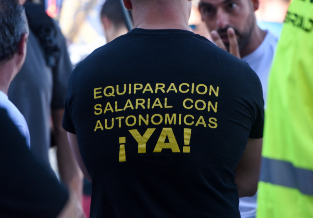 Archivo - Un manifestante con una camiseta en la que se lee: 'Equiparación salarial con autonómicas' durante una protesta de Jusapol por la equiparación salarial de todas las policías de España