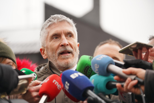 El ministro del Interior, Fernando Grande-Marlaska, atiende a medios tras presidir la toma de posesión del nuevo jefe de la Guardia Civil en el País Vasco, a 25 de enero de 2023, en Vitoria, Álava, Euskadi (España).